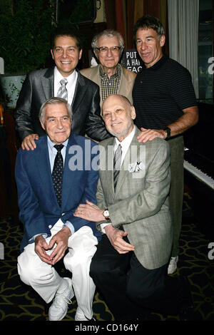 16 juin 2008 - New York, New York, États-Unis - compositeur Charles Strouse (première rangée à droite), avec le parolier Lee Adams (première rangée à gauche) et deuxième rangée (L-R) : Michael Feinstein, Sheldon Harnick et Stephen Scwartz, célèbre son 80e anniversaire et la sortie de son nouveau livre ''mis sur un visage heureux : Une comédie M Banque D'Images