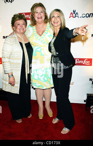 16 juillet 2008 - New York, New York, États-Unis - (L-R) Rue McClanahan, Caroline Rhea et Olivia Newton John poser lors de la première mondiale de ''Sordid vit : la série'' au New World Stages à New York le 15 juillet 2008. . / K58801TGA.(Image Crédit : Â© Terry/Gatanis ZUMAPRESS.com)/Photos Globe Banque D'Images