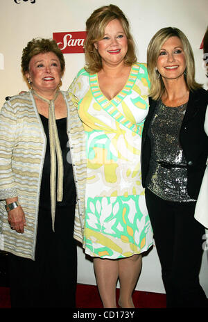 16 juillet 2008 - New York, New York, États-Unis - (L-R) Rue McClanahan, Caroline Rhea et Olivia Newton John poser lors de la première mondiale de ''Sordid vit : la série'' au New World Stages à New York le 15 juillet 2008. . / K58801TGA.(Image Crédit : Â© Terry/Gatanis ZUMAPRESS.com)/Photos Globe Banque D'Images