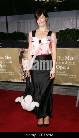 22 septembre 2008 - New York, New York, États-Unis - Parker Posey arrive pour l'ouverture de la saison du Metropolitan Opera au Lincoln Center de New York le 22 septembre 2008... / K59673(TGA Image Crédit : Â© Terry/Gatanis ZUMAPRESS.com)/Photos Globe Banque D'Images