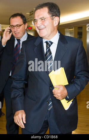 L'ancien Premier ministre italien, Romano Prodi, maintenant président de l'action communes DES NATIONS UNIES/Union africaine d'experts sur l'appui aux opérations de maintien de la paix africaines arrive avant un déjeuner de travail à la commission européenne siège à Bruxelles le 30 septembre 2008. Le Secrétaire Général des Nations unies, Ban Ki-moon, choisi l'ancien Premier Mi Banque D'Images
