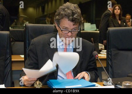 Le ministre de l'ecologie Jean-Louis Barloo Freanch au début d'une réunion des ministres de l'énergie le Conseil de l'UE au siège à Luxembourg le 9 octobre 2008. [© par Wiktor Dabkowski] .... Banque D'Images