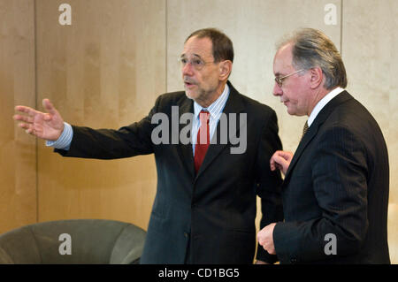 Le chef de la diplomatie européenne Javier Solana (L) se félicite le ministre des affaires étrangères biélorusse Sergey Martynov le 13 octobre 2008, avant une réunion du Conseil Affaires générales de l'UE au siège à Luxembourg. [© par Wiktor Dabkowski] .... Banque D'Images