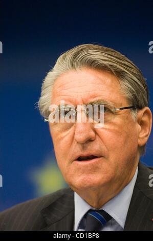 Oct 15, 2008 - Bruxelles, Belgique - ERNEST-ANTOINE SEILLIERE, président du patronat européen corps Bussinesseurope est représenté au cours de conférence de presse, le sommet social tripartite pour la croissance et l'emploi en avant d'un sommet du Conseil européen au siège du Conseil européen. (Crédit Image : Â Banque D'Images