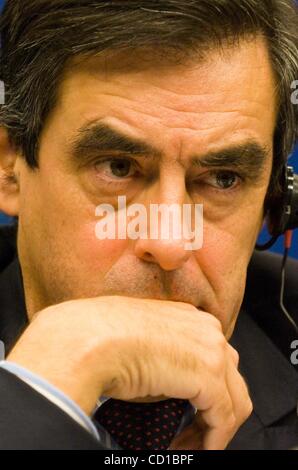 Oct 15, 2008 - Bruxelles, Belgique - Le Premier ministre français François Fillon en photo au cours de conférence de presse, le sommet social tripartite pour la croissance et l'emploi en avant d'un sommet du Conseil européen au siège du Conseil européen. (Crédit Image : Â© Wiktor Dabkowski/ZUMA Press) Banque D'Images