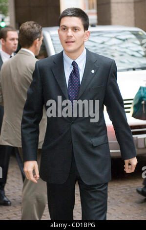 Le secrétaire aux affaires étrangères David Miliband arrive pour un sommet du Conseil européen au siège du Conseil européen le 15 octobre 2008 à Bruxelles. [© par Wiktor Dabkowski] .... Banque D'Images