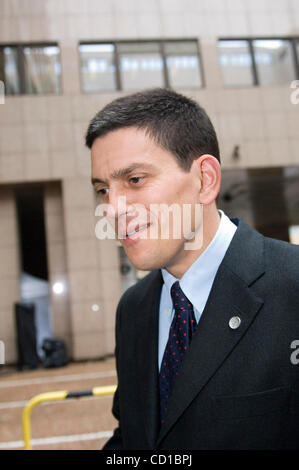 Le secrétaire aux affaires étrangères David Miliband arrive pour un sommet du Conseil européen au siège du Conseil européen le 15 octobre 2008 à Bruxelles. [© par Wiktor Dabkowski] .... Banque D'Images