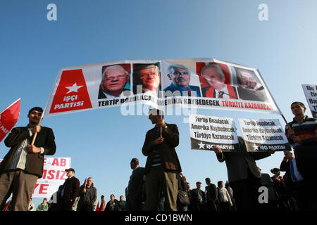 Oct 20, 2008 - Istanbul, Turquie - Les partisans d'un groupe armé d'ombre, d'Ergenekon, que comploté pour renverser la Turquie islamiste du gouvernement à racines profondes, chant des slogans et des jeunes Turcs vague Association (TGB) drapeaux devant la prison du district de Silivri le premier jour du procès des 86 d'Ergenekon suspec Banque D'Images