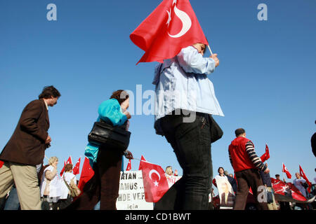 Oct 20, 2008 - Istanbul, Turquie - Les partisans d'un groupe armé d'ombre, d'Ergenekon, que comploté pour renverser la Turquie islamiste du gouvernement à racines profondes, chant des slogans et des jeunes Turcs vague Association (TGB) drapeaux devant la prison du district de Silivri le premier jour du procès des 86 d'Ergenekon suspec Banque D'Images