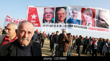 Oct 20, 2008 - Istanbul, Turquie - Les partisans d'un groupe armé d'ombre, d'Ergenekon, que comploté pour renverser la Turquie islamiste du gouvernement à racines profondes, chant des slogans et des jeunes Turcs vague Association (TGB) drapeaux devant la prison du district de Silivri le premier jour du procès des 86 d'Ergenekon suspec Banque D'Images