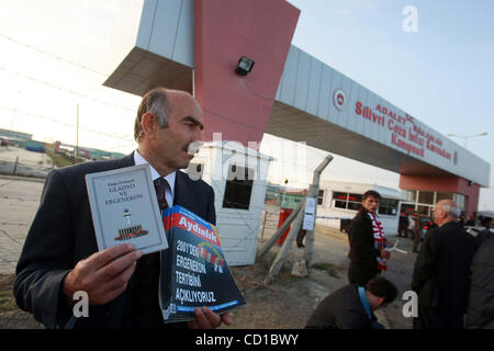 Oct 20, 2008 - Istanbul, Turquie - Les partisans d'un groupe armé d'ombre, d'Ergenekon, que comploté pour renverser la Turquie islamiste du gouvernement à racines profondes, chant des slogans et des jeunes Turcs vague Association (TGB) drapeaux devant la prison du district de Silivri le premier jour du procès des 86 d'Ergenekon suspec Banque D'Images