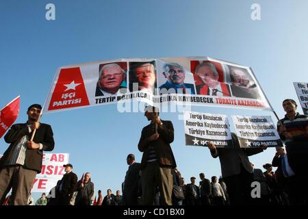 Oct 20, 2008 - Istanbul, Turquie - Les partisans d'un groupe armé d'ombre, d'Ergenekon, que préparé le renversement du gouvernement islamiste enracinés, chant des slogans et des jeunes Turcs vague Association (TGB) drapeaux devant la prison du district de Silivri le premier jour du procès de 86 suspects dans les TSI Banque D'Images