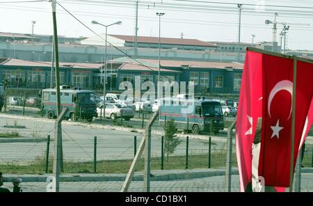 Oct 20, 2008 - Istanbul, Turquie - Les partisans d'un groupe armé d'ombre, d'Ergenekon, que préparé le renversement du gouvernement islamiste enracinés, chant des slogans et des jeunes Turcs vague Association (TGB) drapeaux devant la prison du district de Silivri le premier jour du procès de 86 suspects dans les TSI Banque D'Images