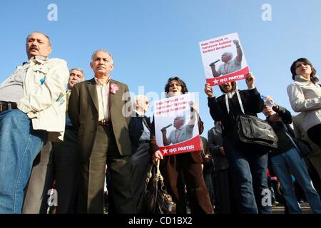 Oct 20, 2008 - Istanbul, Turquie - Les partisans d'un groupe armé d'ombre, d'Ergenekon, que préparé le renversement du gouvernement islamiste enracinés, chant des slogans et des jeunes Turcs vague Association (TGB) drapeaux devant la prison du district de Silivri le premier jour du procès de 86 suspects dans les TSI Banque D'Images