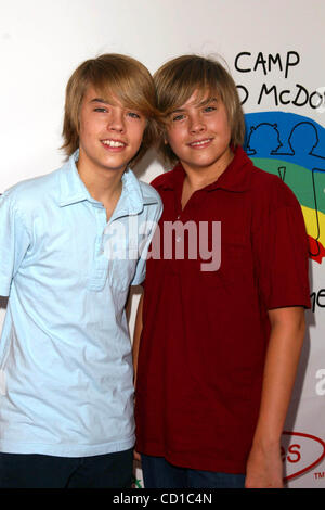 26 octobre 2008 - Hollywood, Californie, États-Unis - J13829CHW.RONALD MCDONALD CAMP POUR UNE BONNE FOIS ''16E ÉDITION DU CARNAVAL HALLOWEEN FAMILLE'' .UNIVERSAL STUDIO LOT ARRIÈRE, Universal Hollywood, Californie 10-26-2008.COLE SPROUSE ET DYLAN SPROUSE (crédit Image : Â© Clinton Wallace/Globe Photos/ZUMAPRESS.com) Banque D'Images