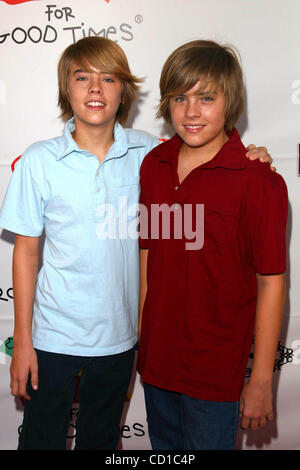 26 octobre 2008 - Hollywood, Californie, États-Unis - J13829CHW.RONALD MCDONALD CAMP POUR UNE BONNE FOIS ''16E ÉDITION DU CARNAVAL HALLOWEEN FAMILLE'' .UNIVERSAL STUDIO LOT ARRIÈRE, Universal Hollywood, Californie 10-26-2008.COLE SPROUSE ET DYLAN SPROUSE (crédit Image : Â© Clinton Wallace/Globe Photos/ZUMAPRESS.com) Banque D'Images