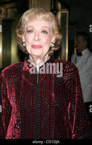 13 novembre 2008 - New York, New York, États-Unis - Joyce Randolph arrive pour le Museum of Moving Image hommage à Ben Stiller au Cipriani 42nd Street le 12 novembre 2008... / K60144(TGA Image Crédit : Â© Terry/Gatanis ZUMAPRESS.com)/Photos Globe Banque D'Images