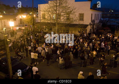 Mar 11, 2008 - Temecula, Californie, USA - Plus de 200 amis et famille de Shaun Vilan tenir une veillée aux chandelles dans la vieille ville de Temecula Mardi, 11 mars 2008. Vilan, 30 ans, a été abattu par un agent de police de Costa Mesa, samedi 8 mars 2008, dans la vieille ville de Temecula après l'attendin Banque D'Images