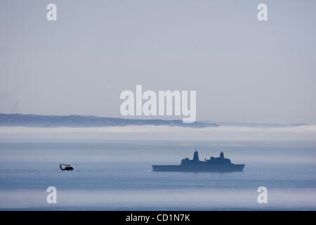 16 octobre 2008   San Diego Californie USA l'USS New Orleans (LPD-18) dans le brouillard au large de l'Imperial Beach jeudi qu'un hélicoptère est sur le point de contourner sa.. Crédit obligatoire : Photo par John R. McCutchen/San Diego Union-Tribune/Zuma Press. Copyright 2008 San Diego Union-Tribune Banque D'Images