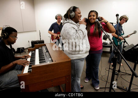 Octobre 27, 2008, El Cajon, CA. Cuyamaca College a commencé à une classe de l'industrie de la musique qui aide les étudiants à se préparer à une carrière musicale. La bande, 'Undercover', le CC rock, pop & soul band enregistrer un nouveau cd. (L-R : Robert Brown ; Chris Anderson ; AShley Washington ; Danielle Latimer, et Cameron Octon.) Banque D'Images