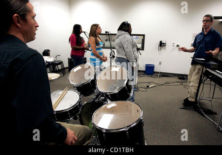 Octobre 27, 2008, El Cajon, CA. Cuyamaca College a commencé à une classe de l'industrie de la musique qui aide les étudiants à se préparer à une carrière musicale. La bande, 'Undercover', le CC rock, pop & soul band enregistrer un nouveau cd. Aaron Riwin, professeur adjoint à la batterie (L) reçoit instruction de Chuck Walker (loin Banque D'Images