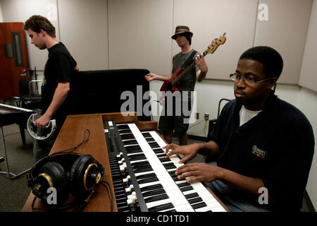 Octobre 27, 2008, El Cajon, CA. Cuyamaca College a commencé à une classe de l'industrie de la musique qui aide les étudiants à se préparer à une carrière musicale. La bande, 'Undercover', le CC rock, pop & soul band enregistrer un nouveau cd. (L-R) Perersen Jef (CQ) joue le tambourin ; Ben ANderson à la basse et Robert Brown sur keyboa Banque D'Images