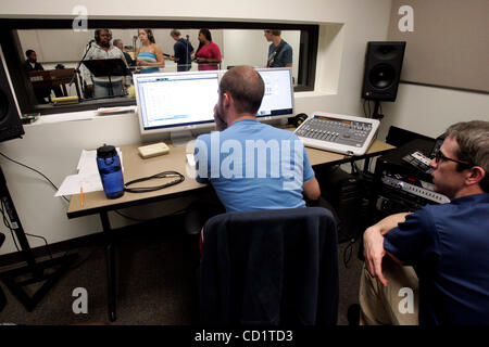 Octobre 27, 2008, El Cajon, CA. Cuyamaca College a commencé à une classe de l'industrie de la musique qui aide les étudiants à se préparer à une carrière musicale. La bande, 'Undercover', le CC rock, pop & soul band enregistrer un nouveau cd. Les instructeurs, Taylor Smith (L) et Chuck Walker écouter la bande à partir de la salle de contrôle. Shot Banque D'Images