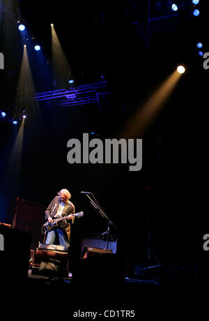 Le 29 octobre 2008, San Diego, Californie, USA Neil YOUNG en concert à l'Arena Cox mercredi soir. Crédit photo obligatoire : Peggy Peattie/San Diego Union-Tribune/ZUMA Press Banque D'Images