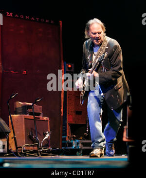 Le 29 octobre 2008, San Diego, Californie, USA Neil YOUNG en concert à l'Arena Cox mercredi soir. Crédit photo obligatoire : Peggy Peattie/San Diego Union-Tribune/ZUMA Press Banque D'Images