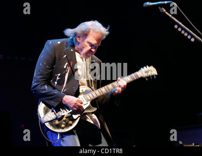 Le 29 octobre 2008, San Diego, Californie, USA Neil YOUNG en concert à l'Arena Cox mercredi soir. Crédit photo obligatoire : Peggy Peattie/San Diego Union-Tribune/ZUMA Press Banque D'Images