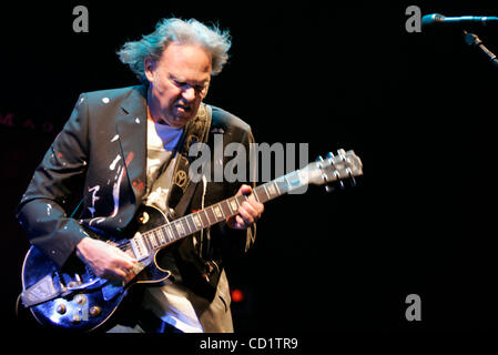 Le 29 octobre 2008, San Diego, Californie, USA Neil YOUNG en concert à l'Arena Cox mercredi soir. Crédit photo obligatoire : Peggy Peattie/San Diego Union-Tribune/ZUMA Press Banque D'Images