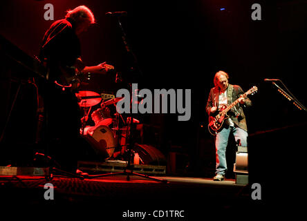 Le 29 octobre 2008, San Diego, Californie, USA Neil YOUNG en concert à l'Arena Cox mercredi soir. Crédit photo obligatoire : Peggy Peattie/San Diego Union-Tribune/ZUMA Press Banque D'Images