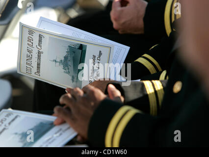 HLmcCune291723x003.jpg 10/30/2008 BASE NAVALE DE SAN DIEGO (San Diego, Californie) États-Unis d'  ancien de l'équipage de l'USS Juneau organiser des programmes avec une photo du navire sur l'avant au cours de la cérémonie de la désaffectation du Austin-classe de transport amphibie dock. Le navire a été mis en service en juillet 1969. Banque D'Images