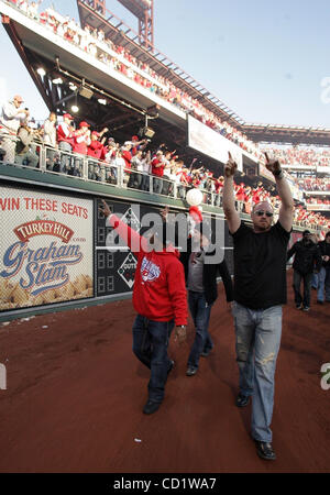 31 Oct 2008 - Philadelphia, Pennsylvania, USA - de gauche à droite, les joueurs des Phillies Jimmy Rollins, CHASE UTLEY et BRETT MYERS mars autour du champ extérieur au cours de la Série mondiale 2008 Célébration de championnat à la Citizens Bank Park. (Crédit Image : © Yong Kim/Philadelphia DailyNews/ZUMA Press) Banque D'Images