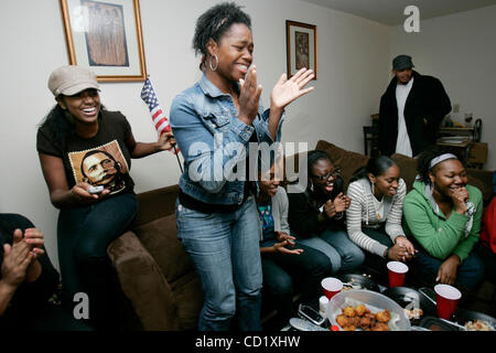 Le 4 novembre 2008, San Diego, Californie, USA au domicile de KALA GARNER, dans la région de hat, gauche, VALENTINA OFURDIRE, centre, bondit sur ses pieds pour applaudir le président élu Barack Obama arrive sur scène pour prononcer son discours mardi soir. Crédit photo obligatoire : Peggy Peattie/San Diego Union-Tribune/ZUMA Banque D'Images