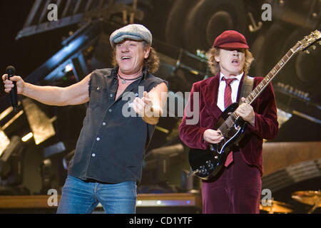 Le 7 novembre 2008 - Toronto, Ont., AC DC joue devant plus de 45 000 fans criant au Rogers Centre à Toronto (Ontario) Canada dans le cadre de leur Black Ice World Tour 2008-2009. Ray Miller / Southcreek IME / Zuma Press Banque D'Images