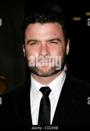 Nov 9, 2008 - Hollywood, Californie, USA - arrivée à AFI Film Festival Soirée de clôture première de 'Defiance' tenue à l'Cinerama Dome Theatre. (Crédit Image : © Lisa O'Connor/ZUMA Press) Banque D'Images