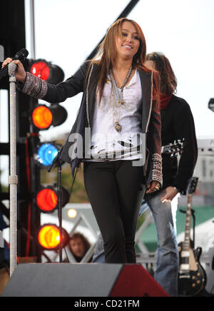 Nov 12, 2008 - Nashville, Tennessee, USA - chanteuse MILEY CYRUS effectue dans le cadre de l'émission ABC Good Morning America qui a eu lieu lors du Sommet Centre situé en centre-ville de Nashville pour aider le lancement de la CMA Awards. Copyright 2008 Jason Moore. Crédit obligatoire : Jason Moore Banque D'Images