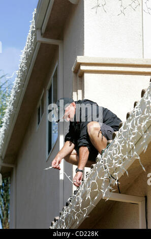 12 novembre 2008, San Diego (région des collines de Sorrente), CA, États-Unis d' KEVIN BOYD, de Lumière de Noël, pour une entreprise qui se bloque les lumières de Noël, se trouve une chaîne de lumières le long de la toiture de cette maison Havenridge sur façon Crédit : photo par Charlie Neuman, San Diego Union-Tribune/Zuma Press. copyright 2008 San Dieg Banque D'Images