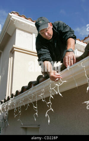 12 novembre 2008, San Diego (région des collines de Sorrente), CA, États-Unis d' KEVIN BOYD, de Lumière de Noël, pour une entreprise qui se bloque les lumières de Noël, se trouve une chaîne de lumières le long de la toiture de cette maison Havenridge sur façon Crédit : photo par Charlie Neuman, San Diego Union-Tribune/Zuma Press. copyright 2008 San Dieg Banque D'Images