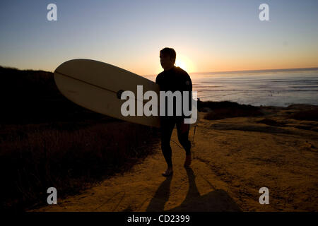 14 novembre 2008   San Diego Californie USA  Riley Emerson (Point Loma Nazarene University, étudiant)) après le surf Newbreak Beach. Point Loma Nazarene University est entrée en 5ème dans le classement de la nation de lates's top 10 des écoles de surf. Crédit obligatoire : Photo par John R. McCutchen/Union-Trib San Diego Banque D'Images