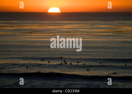 14 novembre 2008   San Diego Californie USA  Surfers off Newbreak Beach. Point Loma Nazarene University est entrée en 5ème dans le classement de la nation de lates's top 10 des écoles de surf. Crédit obligatoire : Photo par John R. McCutchen/San Diego Union-Tribune/Zuma Press. Copyright 2008 San Diego Union-Tribune Banque D'Images