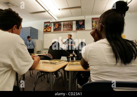 Le 14 novembre 2008, San Diego , CA-, le chef des pompiers de San Diego.TRACY Jarman et Département de Police de San Diego le chef William LANSDOWNE étaient deux des dizaines d'affaires et aux leaders qui sont allés à diverses écoles autour du comté sur le principal, pour un programme de jour. Ici Chef Jarman a parlé aux élèves de Banque D'Images