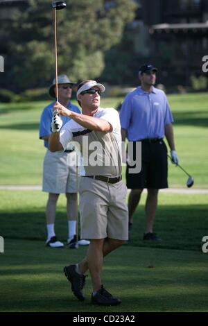 Le 14 novembre 2008, San Diego , CA, ADRIAN GONZALEZ-.Padre sportif et Jim Stone a accueilli le golf annuel pour la South Bay au sud du YMCA de Torrey Pines bien sûr. Ici le père Brian Giles teed off pendant le tournoi. Crédit obligatoire : Photo de JOHN GIBBINS/San Diego Union-Tribune/ZUMA PRE Banque D'Images