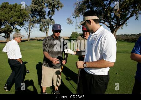 Le 14 novembre 2008, San Diego , CA, ADRIAN GONZALEZ-.Padre sportif et Jim Stone a accueilli le golf annuel pour la South Bay au sud du YMCA de Torrey Pines bien sûr. GONZALEZ a donné une balle de golf à WES BOOSE qui jouait int il tourney. Crédit obligatoire : Photo de JOHN GIBBINS/San Diego Union européenne-T Banque D'Images