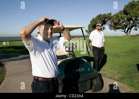 Le 14 novembre 2008, San Diego , CA-.Padre ADRIAN GONZALEZ, droite et gauche, PIERRE JIM sportif, l'hôte de la annual golf avantage pour le YMCA de South Bay à Torrey Pines parcours sud. Crédit obligatoire : Photo de JOHN GIBBINS/San Diego Union-Tribune/ZUMA PRESS. Copyright 2008, Banque D'Images