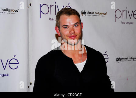 Nov 15, 2008 - Las Vegas, Nevada, USA - l'Acteur Kellan Lutz arrive à prive pour la 'Twilight' film-release party. (Crédit Image : © Valerie Nerres/ZUMA Press) Banque D'Images