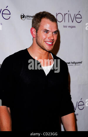 Nov 15, 2008 - Las Vegas, Nevada, USA - l'Acteur Kellan Lutz arrive à prive pour la 'Twilight' film-release party. (Crédit Image : © Valerie Nerres/ZUMA Press) Banque D'Images
