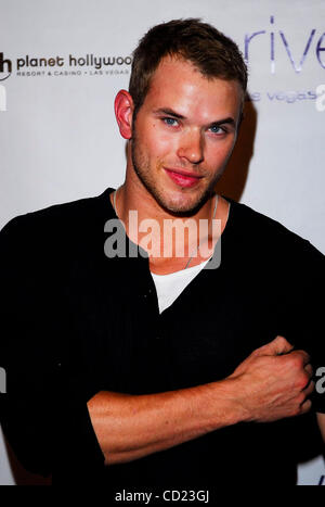 Nov 15, 2008 - Las Vegas, Nevada, USA - l'Acteur Kellan Lutz arrive à prive pour la 'Twilight' film-release party. (Crédit Image : © Valerie Nerres/ZUMA Press) Banque D'Images