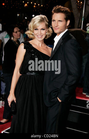 Nov 17, 2008 - Westwood, Californie, USA - Actrice Jennie Garth et Peter Facinelli arrivant à la 'Twilight' Première mondiale tenue au Mann Village & Bruin Theatres. (Crédit Image : © Lisa O'Connor/ZUMA Press) Banque D'Images